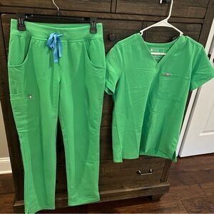 FIGS Kade pants size XXS and top size XS. Excellent condition